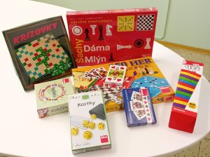 Nové stolní hry zpříjemňují čas klientům odlehčovací služby