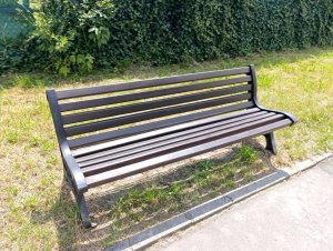 Nové lavičky jsou na místě